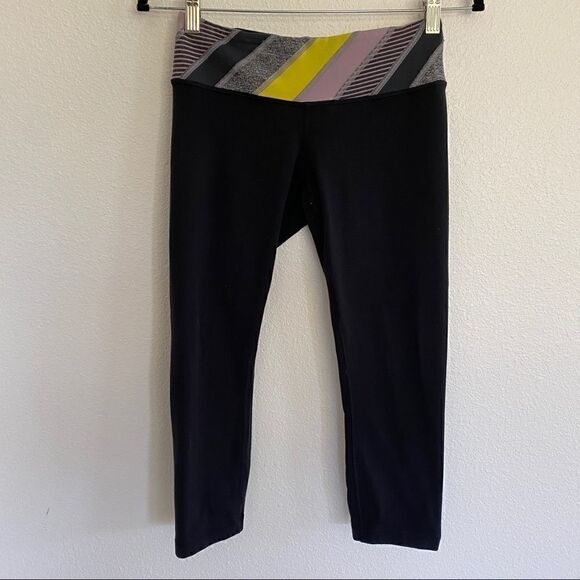 Lululemon wunder under full luon crop reversible black/fa14 quilt 4 Sz 6 - Picture 3 of 5